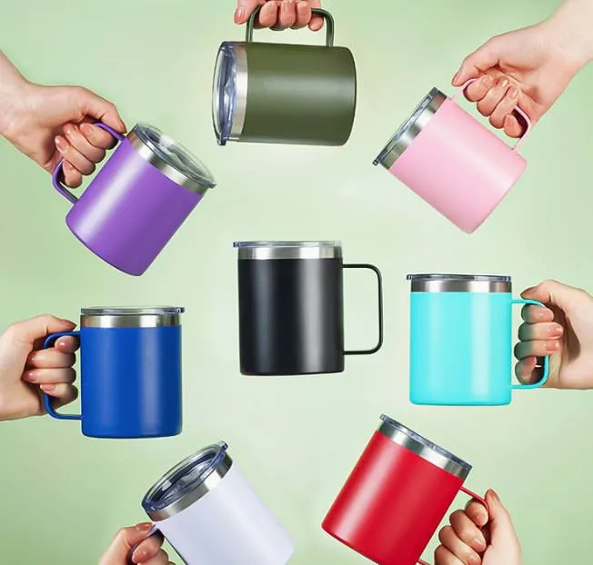 Flera dubbelväggiga muggar i rostfritt stål