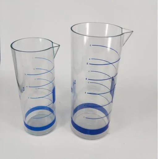 Plastvattenkanna med lock